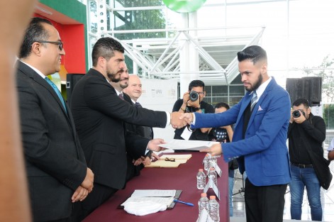 El secretario de Educación, Zenyazen Escobar en compañía del rector de la UPAV, Ome Tochtli Méndez, entregaron certificados a egresados de Bachillerato, zona Xalapa, y nombramientos a coordinadores y directores solidarios de Educación Media-Superior y Superior. 