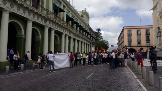 Jóvenes antorchistas afiliados a la Federación Nacional de Estudiantes Revolucionarios Rafael Ramírez, bloquearon la calle Enríquez para exigir al Gobierno estatal que vuelva a subsidiar sus casas de estudiantes. Aseguran que a ellos no les llegaron las becas.