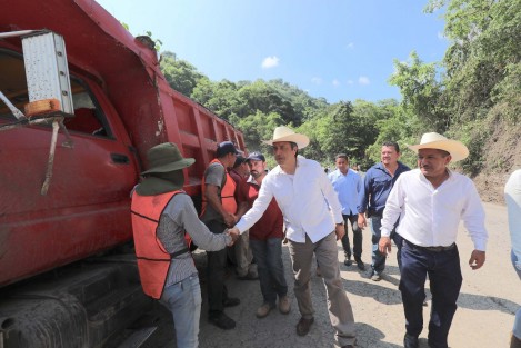 El gobernador Cuitláhuac García Jiménez supervisó las obras de reconstrucción del camino que conecta a Benito Juárez con Zontecomatlán, a las que se comprometió desde hace un año cuando visitó la Huasteca, constató el estado deplorable de los caminos y el olvido en que estaban los pueblos. 