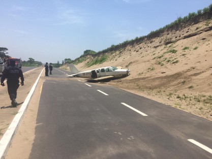 Una avioneta particular realizó un aterrizaje forzoso en la carretera federal Boca del Río - Antón Lizardo, en un tramo en construcción, debido a una falla en el motor. Los 3 tripulantes resultaron con lesiones leves. El piloto permaneció en el lugar bajo resguardo de las autoridades federales para iniciar las diligencias y peritajes correspondientes.  