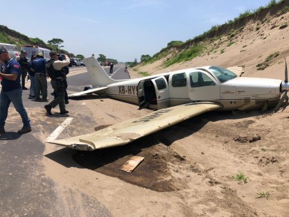 Una avioneta particular realizó un aterrizaje forzoso en la carretera federal Boca del Río - Antón Lizardo, en un tramo en construcción, debido a una falla en el motor. Los 3 tripulantes resultaron con lesiones leves. El piloto permaneció en el lugar bajo resguardo de las autoridades federales para iniciar las diligencias y peritajes correspondientes.  
