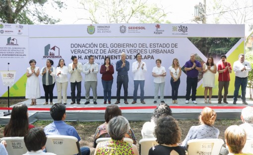 El Mandatario entregó al alcalde Pedro Hipólito Rodríguez Herrero las escrituras de nueve polígonos en el lugar ya mencionado, e indicó que de esta manera se atendió a una demanda de los vecinos que data de hace más de 8 años.