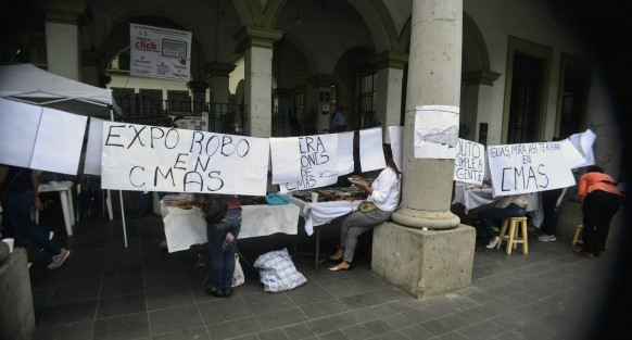 Después de manifestarse en las oficinas del Alcalde de Xalapa, integrantes de la organización VIVE se colocaron en la entrada principal del Palacio Municipal a vender sus productos en forma de protesta.  