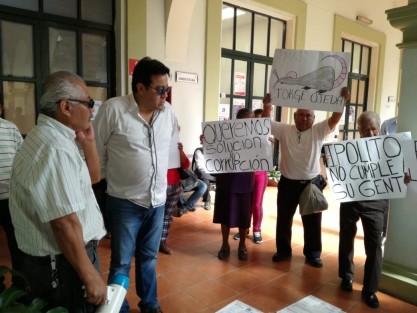 Después de manifestarse en las oficinas del Alcalde de Xalapa, integrantes de la organización VIVE se colocaron en la entrada principal del Palacio Municipal a vender sus productos en forma de protesta.  
