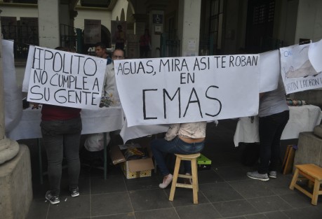 Después de manifestarse en las oficinas del Alcalde de Xalapa, integrantes de la organización VIVE se colocaron en la entrada principal del Palacio Municipal a vender sus productos en forma de protesta.  