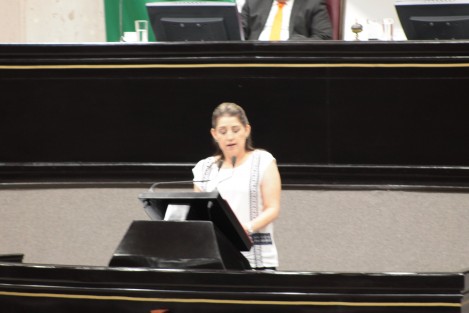 Se discute durante la sesión del Congreso  de este martes el dictamen para la desaparición de poderes en el municipio de Mixtla de Altamirano. La diputada panista Judith Pinete, se pronuncia en contra de la medida argumentando que se incurre en  legalidad. 