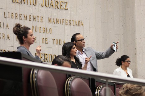 Diputados checando si ya no hay quorum para poder dar por concluida la sesión. Afortunadamente para ellos la sesión de este martes no se prolongó como en otras ocasiones.  