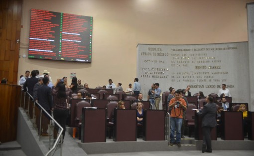 Durante la sesión del Congreso local, diputados avalaron la suspensión provisional del Ayuntamiento de Mixtla de Altamirano por la presunta pérdida del orden y paz pública del municipio.