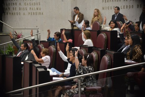 Durante la sesión del Congreso local, diputados avalaron la suspensión provisional del Ayuntamiento de Mixtla de Altamirano por la presunta pérdida del orden y paz pública del municipio. 