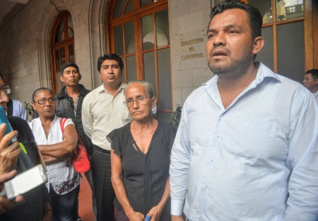 Habitantes de Pajapan encabezados por su alcalde, José Luis González Hernández, se encuentran en Palacio de Gobierno esperando una audiencia acordada desde hace varios meses con el gobernador Cuitláhuac García Jiménez. 