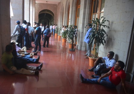 Habitantes de Pajapan encabezados por su alcalde, José Luis González Hernández, se encuentran en Palacio de Gobierno esperando una audiencia acordada desde hace varios meses con el gobernador Cuitláhuac García Jiménez. 