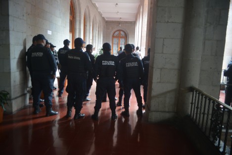 Mientras esperan audiencia en Palacio de Gobierno, ciudadanos de Pajapan son custodiados por personal de ayudantía de gobierno y elementos de la SSP.