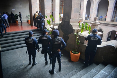 Mientras esperan audiencia en Palacio de Gobierno, ciudadanos de Pajapan son custodiados por personal de ayudantía de gobierno y elementos de la SSP.