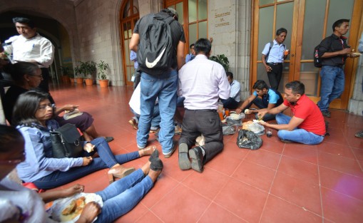 El alcalde de Pajapan, José Luis González en compañía de sus ediles y agentes municipales de ese municipio, toman refrigerio después de 6 horas de espera afuera de la oficina del gobernador Cuitláhuac García, sus peticiones son la reparación del camino Pajapan-Cerritos, escuelas  y centros de salud para sus comunidades.