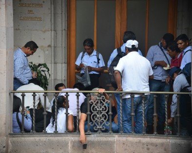 El alcalde de Pajapan, José Luis González en compañía de sus ediles y agentes municipales de ese municipio, toman refrigerio después de 6 horas de espera afuera de la oficina del gobernador Cuitláhuac García, sus peticiones son la reparación del camino Pajapan-Cerritos, escuelas y centros de salud para sus comunidades.