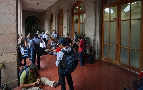 El alcalde de Pajapan, José Luis González en compañía de sus ediles y agentes municipales de ese municipio, toman refrigerio después de 6 horas de espera afuera de la oficina del gobernador Cuitláhuac García, sus peticiones son la reparación del camino Pajapan-Cerritos, escuelas y centros de salud para sus comunidades.