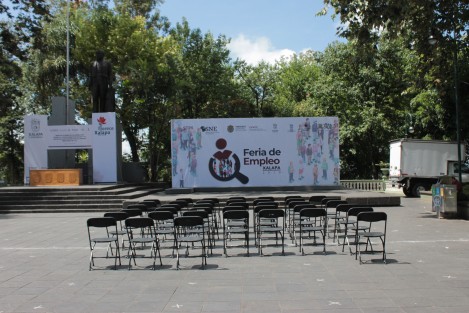 Feria del empleo en Xalapa, ofertando cientos de puestos para jóvenes sin muchas expectativas. En su mayoría se trata de empleos que no brindan gran posibilidad de crecimiento, suficiente para mantenerse, mas no para formar un futuro y patrimonio seguro.  