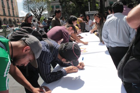Feria del empleo en Xalapa, ofertando cientos de puestos para jóvenes sin muchas expectativas. En su mayoría se trata de empleos que no brindan gran posibilidad de crecimiento, suficiente para mantenerse, mas no para formar un futuro y patrimonio seguro.  