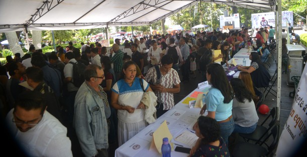 Cientos de jóvenes se dieron cita para emplearse lo que deja en claro es que sigue habiando mucho desempleo. 