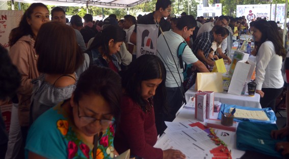 Cientos de jóvenes se dieron cita para emplearse lo que deja en claro es que sigue habiando mucho desempleo. 