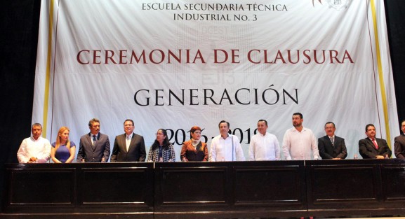 Con una hora de retraso y ya comenzado el acto, llegó el gobernador Cuitláhuac García a la ceremonia de clausura de la generación 2016-2019 de alumnos de la Escuela Secundaria Técnica Industrial No.3, entregando diplomas a los graduados, así como a los mejores promedios. 