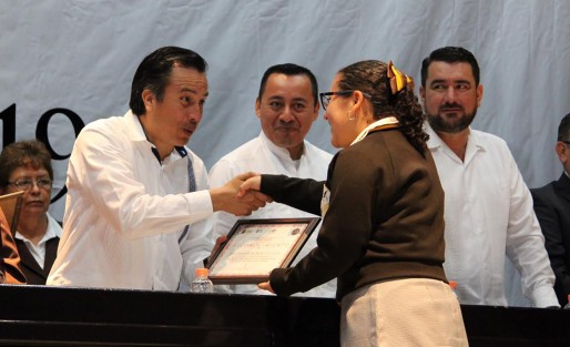 Con una hora de retraso y ya comenzado el acto, llegó el gobernador Cuitláhuac García a la ceremonia de clausura de la generación 2016-2019 de alumnos de la Escuela Secundaria Técnica Industrial No.3, entregando diplomas a los graduados, así como a los mejores promedios. 