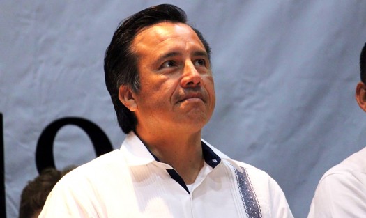 En entrevista a su llegada a evento de graduación en el auditorio de la Sección 32 del SNTE, el Gobernador del estado, Cuitláhuac García, aseveró que el tema del municipio de Pajapan es político y no sabe qué pretende el Alcalde, pues se realizará una fuerte inversión en obras en esa demarcación. 
