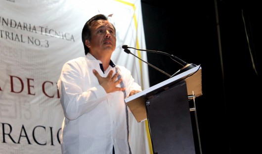 En entrevista a su llegada a evento de graduación en el auditorio de la Sección 32 del SNTE, el Gobernador del estado, Cuitláhuac García, aseveró que el tema del municipio de Pajapan es político y no sabe qué pretende el Alcalde, pues se realizará una fuerte inversión en obras en esa demarcación. 