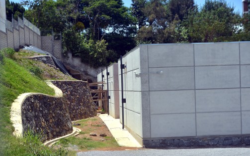Desde fuera se observan maderas que sostienen un muro de contención que a decir de vecinos se reblandecieron con las pasadas lluvias, lo que ocasionó deslaves y fractura en los muros. Ellos temen que si se cae el muro sus viviendas también se vean afectadas.