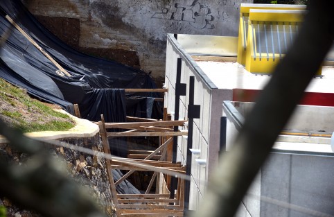 Desde fuera se observan maderas que sostienen un muro de contención que a decir de vecinos se reblandecieron con las pasadas lluvias, lo que ocasionó deslaves y fractura en los muros. Ellos temen que si se cae el muro sus viviendas también se vean afectadas.