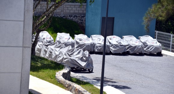 Esta obra debió haber sido inaugurada desde principio del mes de junio y hasta el momento sigue ahí como un pequeño elefante blanco mientras los elementos municipales siguen comiendo en parques de la ciudad de Xalapa. 