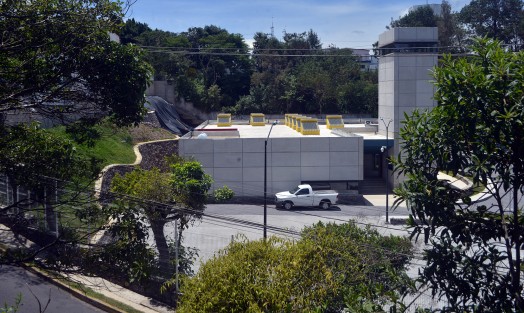 Esta obra debió haber sido inaugurada desde principio del mes de junio y hasta el momento sigue ahí como un pequeño elefante blanco mientras los elementos municipales siguen comiendo en parques de la ciudad de Xalapa. 