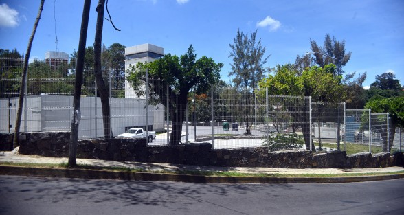Aunque ya fue recibido por las autoridades municipales como una obra terminada, el Cuartel Delegacional Zona Centro Sur no ha podido ser ocupado por la policía municipal debido a que presenta varios inconvenientes en su estructura lo que impide que sea utilizado.