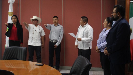 La Legislatura del Estado tomó la protesta a los ciudadanos Crispín Hernández Sánchez, Socorro Alba Sandoval Cuevas y Xicotencatl Atlahua Temoxtle, como presidente, vocal primera y vocal segundo, respectivamente, del Concejo Municipal Provisional de Mixtla de Altamirano, Ver.. 