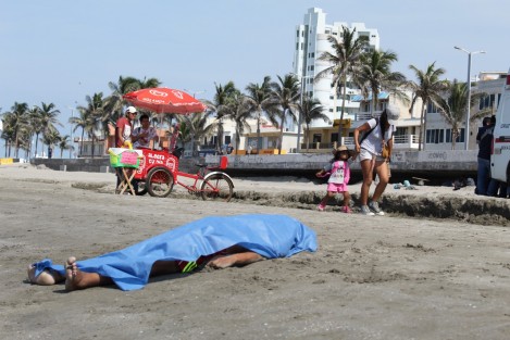 Un migrante guatemalteco, que pasaba la tarde en playa Regatas de Boca del Río, ingiriendo bebidas embriagantes, murió ahogado al ignorar las advertencias de los guardavidas.   