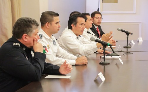  Como parte de los compromisos adquiridos con el personal operativo de la Secretaría de Seguridad Pública (SSP), el gobernador Cuitláhuac García Jiménez se reunió con los 62 delegados de las direcciones generales de Tránsito y Seguridad Vial; así como de Transporte del Estado. 