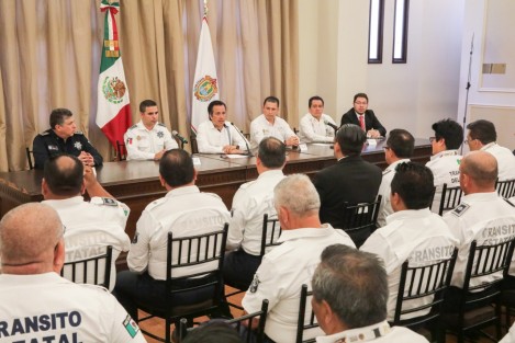  Como parte de los compromisos adquiridos con el personal operativo de la Secretaría de Seguridad Pública (SSP), el gobernador Cuitláhuac García Jiménez se reunió con los 62 delegados de las direcciones generales de Tránsito y Seguridad Vial; así como de Transporte del Estado. 