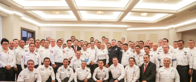  Como parte de los compromisos adquiridos con el personal operativo de la Secretaría de Seguridad Pública (SSP), el gobernador Cuitláhuac García Jiménez se reunió con los 62 delegados de las direcciones generales de Tránsito y Seguridad Vial; así como de Transporte del Estado. 