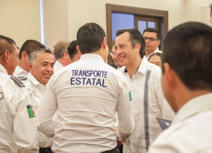  Como parte de los compromisos adquiridos con el personal operativo de la Secretaría de Seguridad Pública (SSP), el gobernador Cuitláhuac García Jiménez se reunió con los 62 delegados de las direcciones generales de Tránsito y Seguridad Vial; así como de Transporte del Estado.