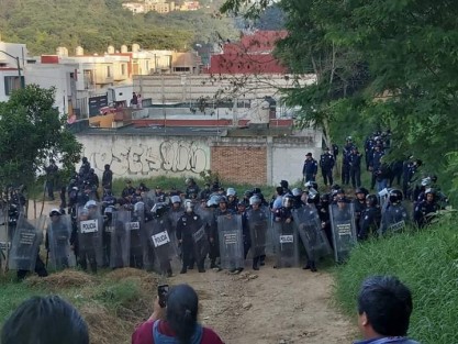 Desde muy temprano se llevó a cabo el  desalojo de al menos  38 viviendas en el fraccionamiento Villas de Xalapa, señalados como invasores. La zona fue resguardada por elementos de la Secretaría de Seguridad Pública del Estado de Veracruz.