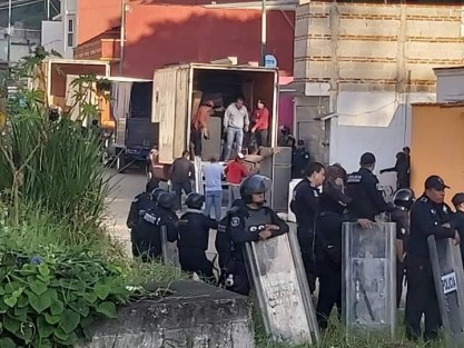 Desde muy temprano se llevó a cabo el  desalojo de al menos  38 viviendas en el fraccionamiento Villas de Xalapa, señalados como invasores. La zona fue resguardada por elementos de la Secretaría de Seguridad Pública del Estado de Veracruz.