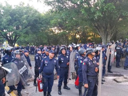 Desde muy temprano se llevó a cabo el  desalojo de al menos  38 viviendas en el fraccionamiento Villas de Xalapa, señalados como invasores. La zona fue resguardada por elementos de la Secretaría de Seguridad Pública del Estado de Veracruz. 