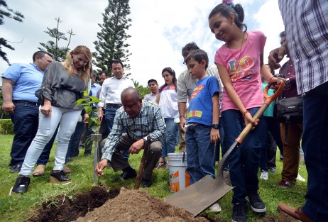 En el marco del Día del Árbol (celebrado en México el segundo jueves del mes de julio), el diputado Wenceslao González Martínez en seguimiento a su Anteproyecto de Punto de Acuerdo, presentado el pasado 9 de julio ante el Pleno de la LXV Legislatura, relativo al cuidado del medio ambiente y así promover acciones que contribuyan a combatir el cambio climático, plantó cinco árboles de especies originarias de la región, en el jardín del Congreso del Estado. 