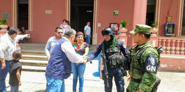 La Guardia Nacional llegó hoy al municipio de Teocelo, el Alcalde Mario Antonio Chama Díaz, la Síndica Municipal Zayra del Carmen Martínez Andrade, el Regidor Luis Valencia y el Secretario del Ayuntamiento Zimri Abimelech Arellano, recibieron en palacio Municipal al Comandante y Delegación que estará trabajando de manera coordinada con Policía Municipal, Estatal y Federal, con el objetivo de dar seguridad, conservar el orden y la paz en el municipio de Teocelo y la región, dando continuidad al programa de Seguridad Nacional del Gobierno Federal del Presidente de la República Andrés Manuel López Obrador. 