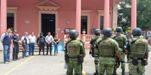 La Guardia Nacional llegó hoy al municipio de Teocelo, el Alcalde Mario Antonio Chama Díaz, la Síndica Municipal Zayra del Carmen Martínez Andrade, el Regidor Luis Valencia y el Secretario del Ayuntamiento Zimri Abimelech Arellano, recibieron en palacio Municipal al Comandante y Delegación que estará trabajando de manera coordinada con Policía Municipal, Estatal y Federal, con el objetivo de dar seguridad, conservar el orden y la paz en el municipio de Teocelo y la región, dando continuidad al programa de Seguridad Nacional del Gobierno Federal del Presidente de la República Andrés Manuel López Obrador. 