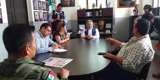La Guardia Nacional llegó hoy al municipio de Teocelo, el Alcalde Mario Antonio Chama Díaz, la Síndica Municipal Zayra del Carmen Martínez Andrade, el Regidor Luis Valencia y el Secretario del Ayuntamiento Zimri Abimelech Arellano, recibieron en palacio Municipal al Comandante y Delegación que estará trabajando de manera coordinada con Policía Municipal, Estatal y Federal, con el objetivo de dar seguridad, conservar el orden y la paz en el municipio de Teocelo y la región, dando continuidad al programa de Seguridad Nacional del Gobierno Federal del Presidente de la República Andrés Manuel López Obrador. 