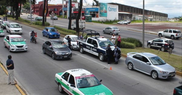 Percance vehicular en la Avenida Lázaro Cárdenas, en el que estuvo involucrada una patrulla de la Policía Municipal de Xalapa, pero a cargo de elementos federales, ocasionó caos vial en la zona.