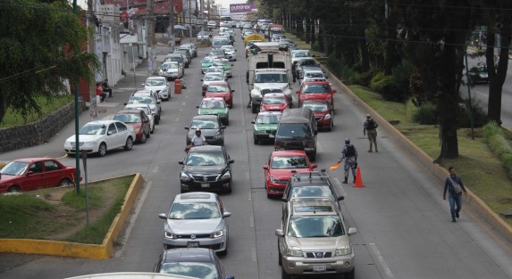 Percance vehicular en la Avenida Lázaro Cárdenas, en el que estuvo involucrada una patrulla de la Policía Municipal de Xalapa, pero a cargo de elementos federales, ocasionó caos vial en la zona.