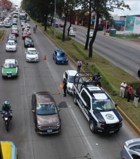 Percance vehicular en la Avenida Lázaro Cárdenas, en el que estuvo involucrada una patrulla de la Policía Municipal de Xalapa, pero a cargo de elementos federales, ocasionó caos vial en la zona.