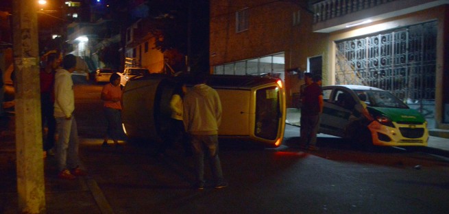  Vecinos de la calle Ciruelos de la colonia Porvenir  vieron interrumpido su sueño  la madrugada de este sábado, luego del fuerte ruido ocasionado por el choque y  volcadura de un auto tipo Sedan, cuyo conductor lo guiaba en aparente estado de ebriedad.
